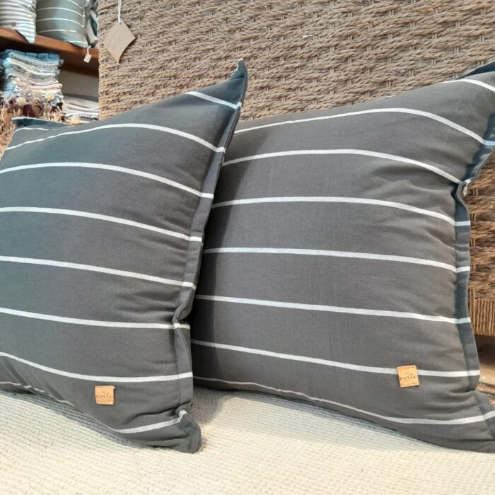 Almohadón GRIS PLOMO RAYAS GRIS CLARO 50x50