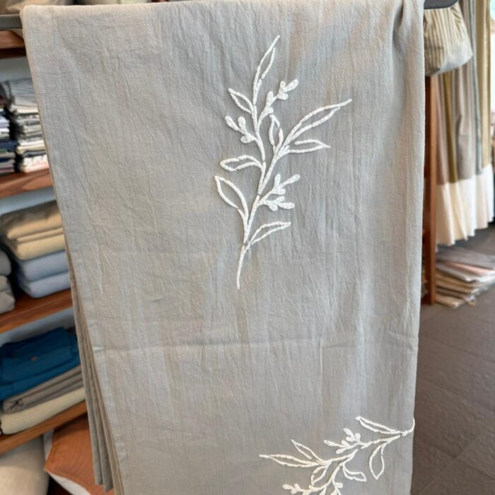 Mantel Gris perla con Estampa Relieve